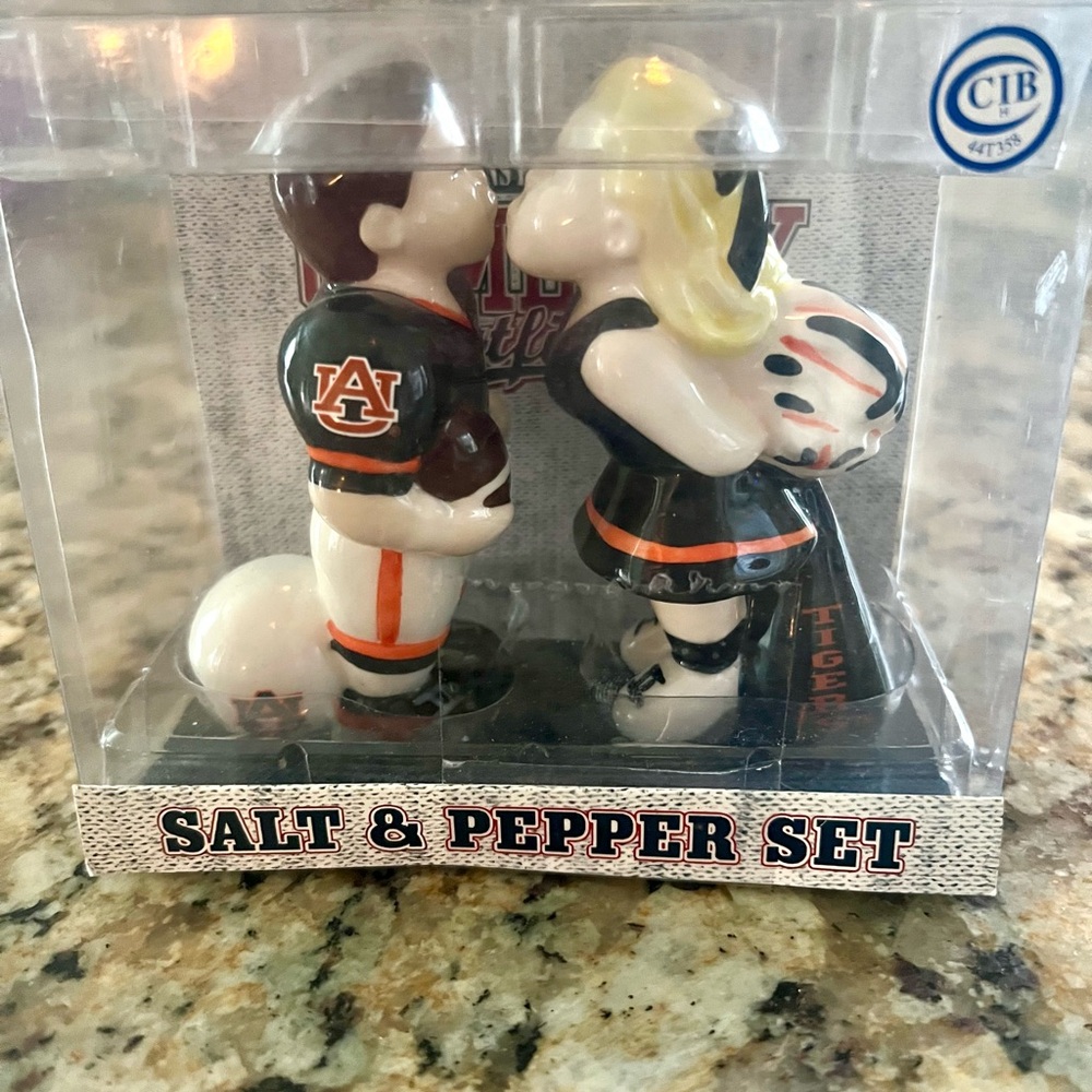 NEW Auburn Tigers SALT PEPPER Set Vintage Retro Player Cheerleader Football AU